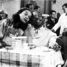 Cena do filme Também Somos Irmãos, com Ruth de Souza e Grande Otelo